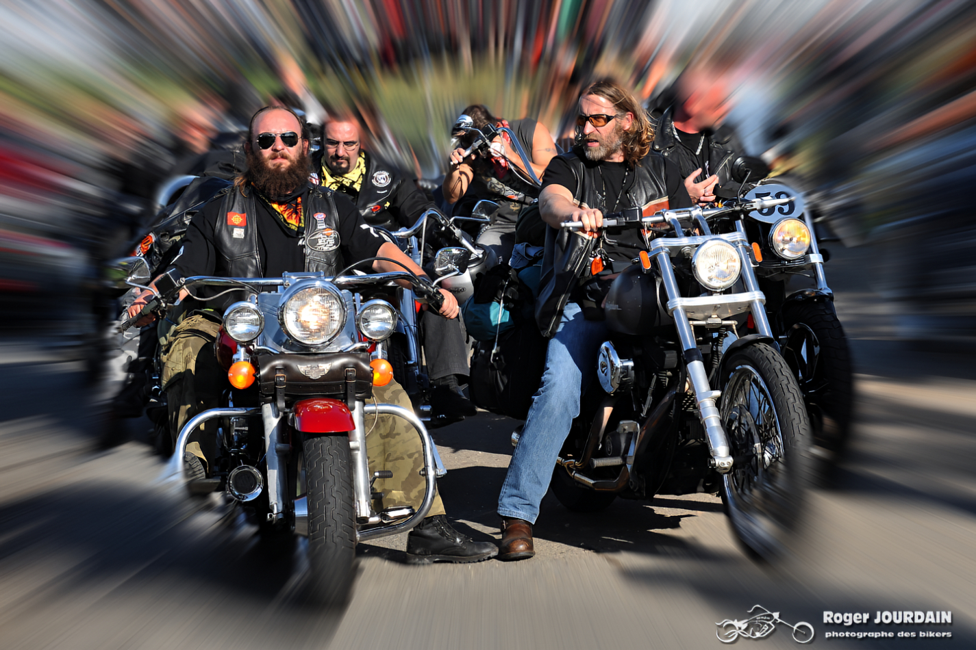 Motards barbus avec lunettes de soleil en groupe, conduisant des motos custom avec un effet de flou de mouvement (zoom blur).