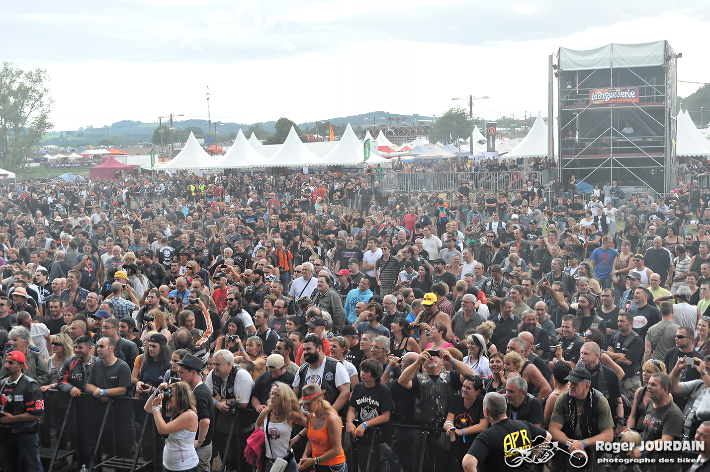 Foule immense et dense de participants rassemblée devant la scène principale du Free Wheels de Courpière en 2011.