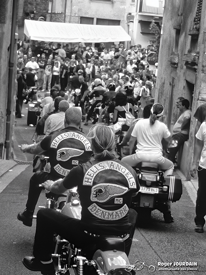 Motards des Hells Angels avec leurs blousons distinctifs, roulant dans la foule lors du Free Wheels à Cunlhat.