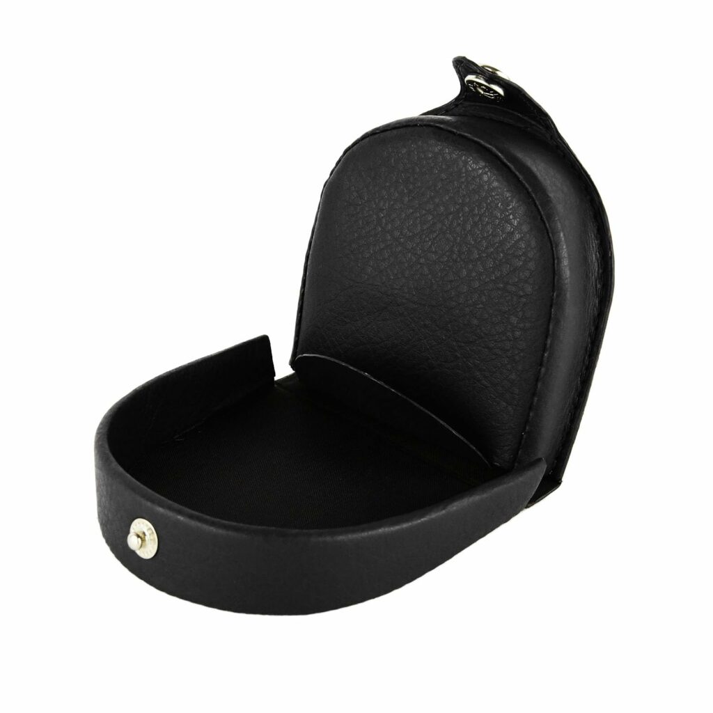 Porte-monnaie en cuir noir de type crapaud, utilisé pour représenter le banquier et l'argent dans une satire.