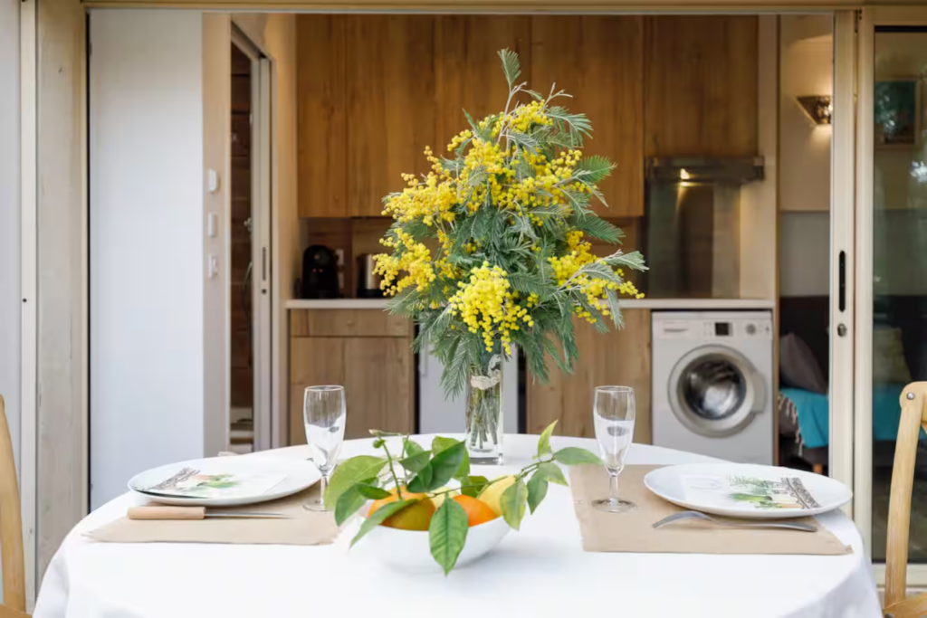 Terrasse aménagée avec espace repas donnant sur une cuisine équipée dans un appartement de charme à Cannes