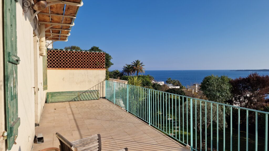 Terrasse avec vue mer panoramique sur les Îles de Lérins dans le quartier de La Californie à Cannes, appartement de charme avec grande terrasse exposée sud.
