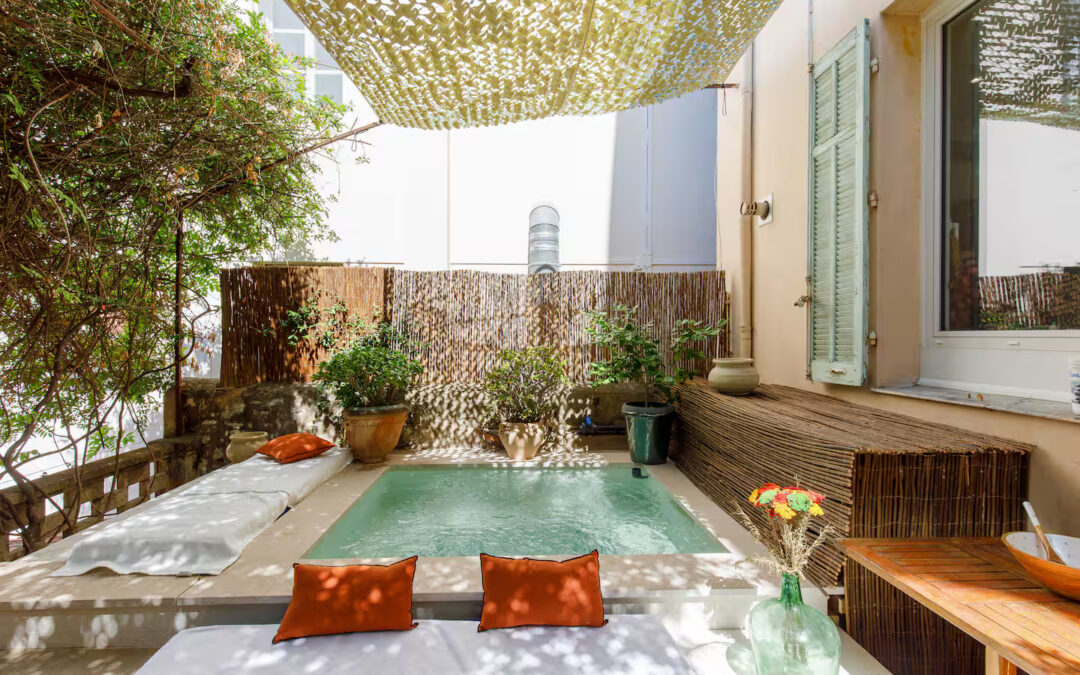 errasse privative aménagée avec bains de soleil dans une propriété de charme à Cannes