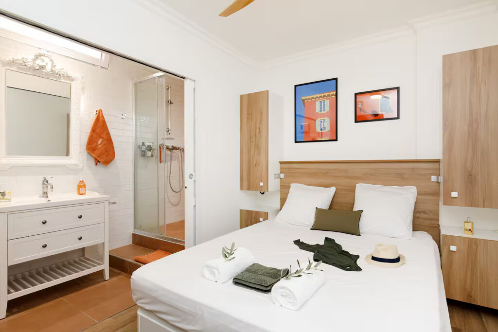 Chambre double avec salle d'eau attenante dans une propriété de charme à Cannes