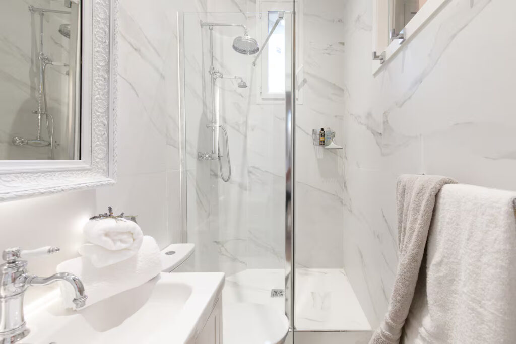 Salle d'eau contemporaine avec douche à l'italienne dans une propriété de charme à Cannes