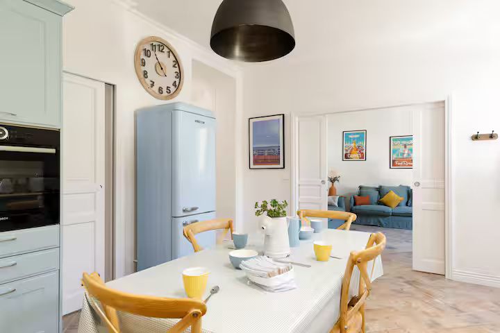 Salle à manger lumineuse ouverte sur le salon dans une propriété de charme à Cannes