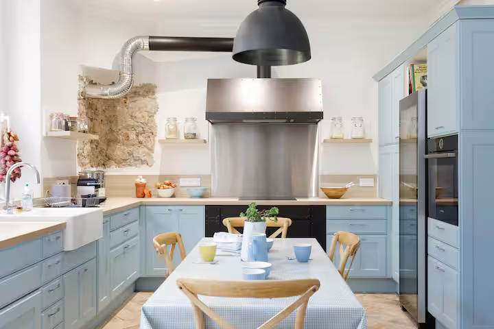 Grande cuisine équipée avec îlot repas et électroménager haut de gamme dans une propriété de charme à Cannes