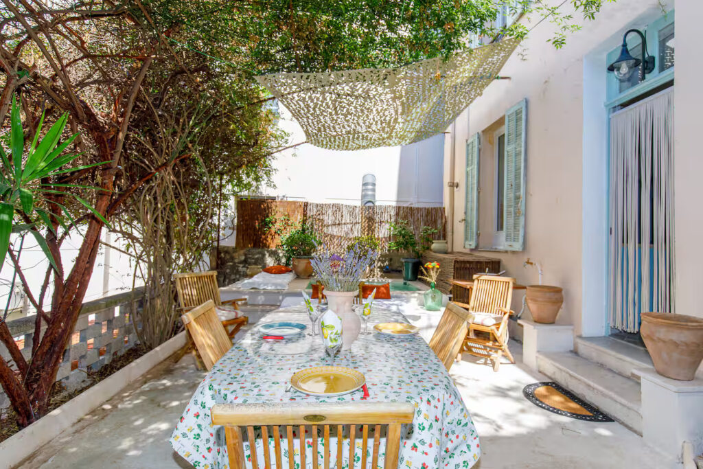 Grande terrasse privative aménagée avec table à manger et espace détente dans une propriété de charme à Cannes