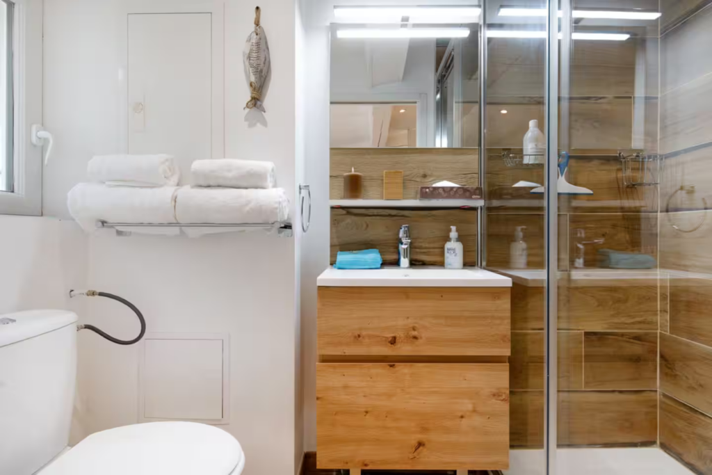 Salle de bains moderne avec douche à l'italienne et finitions soignées dans une propriété de charme située au cœur de Cannes. Un espace fonctionnel alliant confort et esthétique contemporaine.