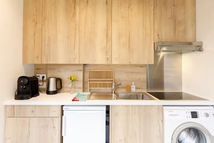 Cuisine équipée moderne avec rangements intégrés et électroménager dans un appartement à Cannes