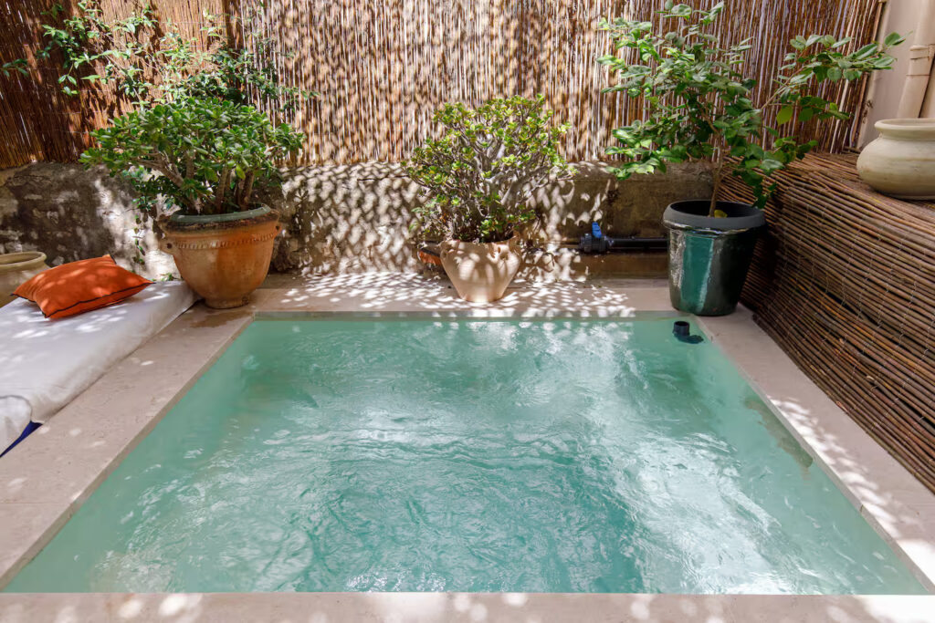 Petit bassin de rafraîchissement privatif aménagé sur une terrasse méditerranéenne à Cannes