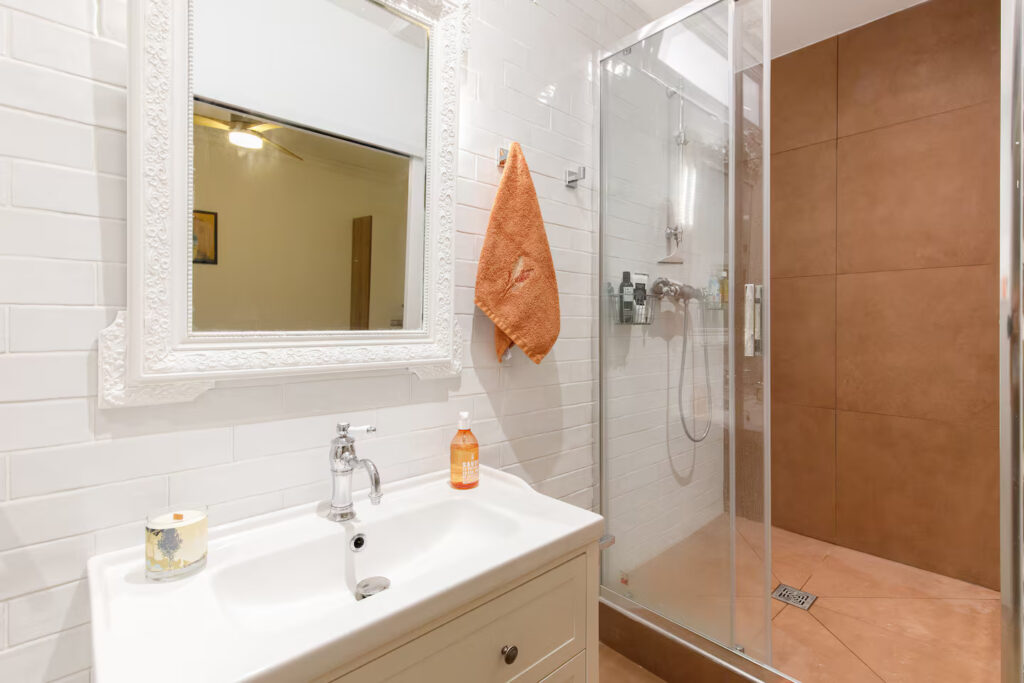 Salle d'eau moderne avec douche à l'italienne attenante à une chambre dans une propriété de charme à Cannes