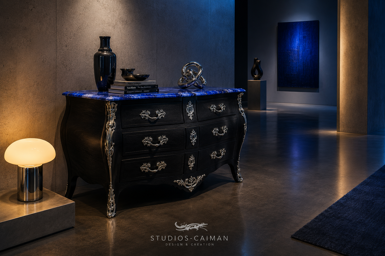 Commode tombeau Louis XV revisitée dans un style design contemporain, finition bois noir mat avec veinage apparent, bronzes chromés, plateau en marbre de synthèse bleu électrique, présentée dans une galerie de design avec une lampe champignon.